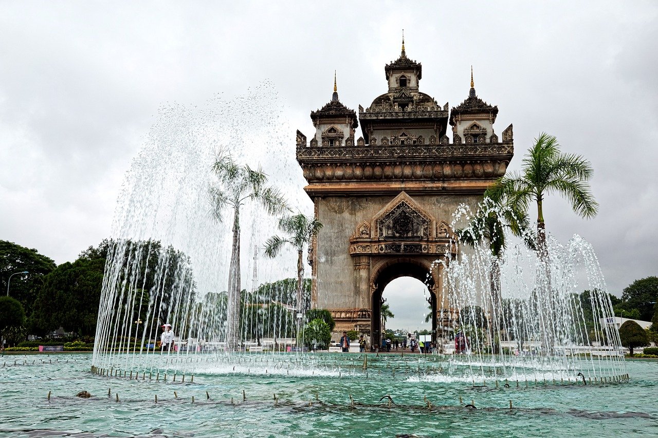 Monument du Patuxai à Vientiane, Laos, capturé en pleine journée avec son architecture inspirée de l’Arc de Triomphe, entouré de jardins et de fontaines
