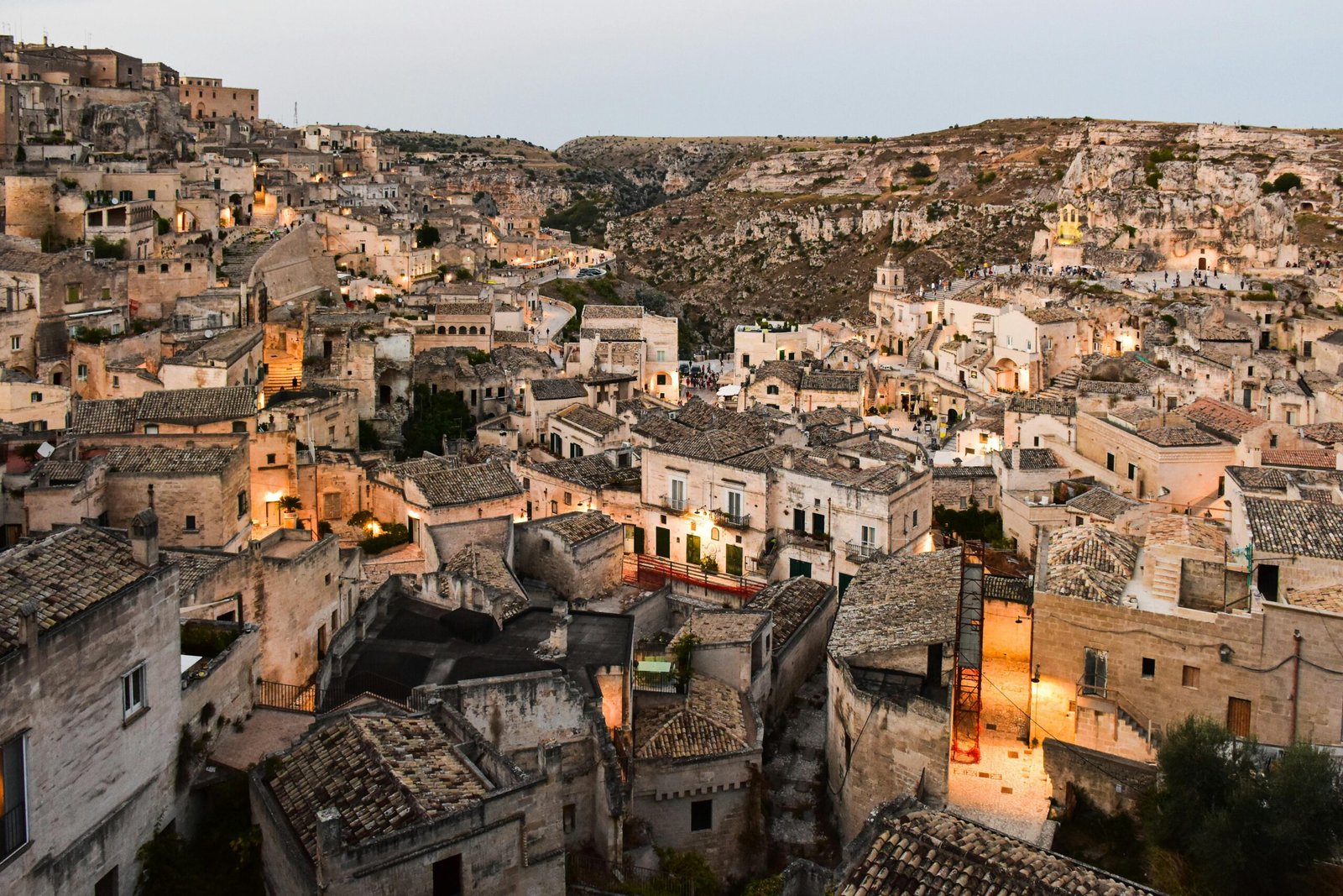 Maisons traditionnelles illuminées dans la région des Pouilles en Italie, créant une ambiance chaleureuse et authentique au coucher du soleil