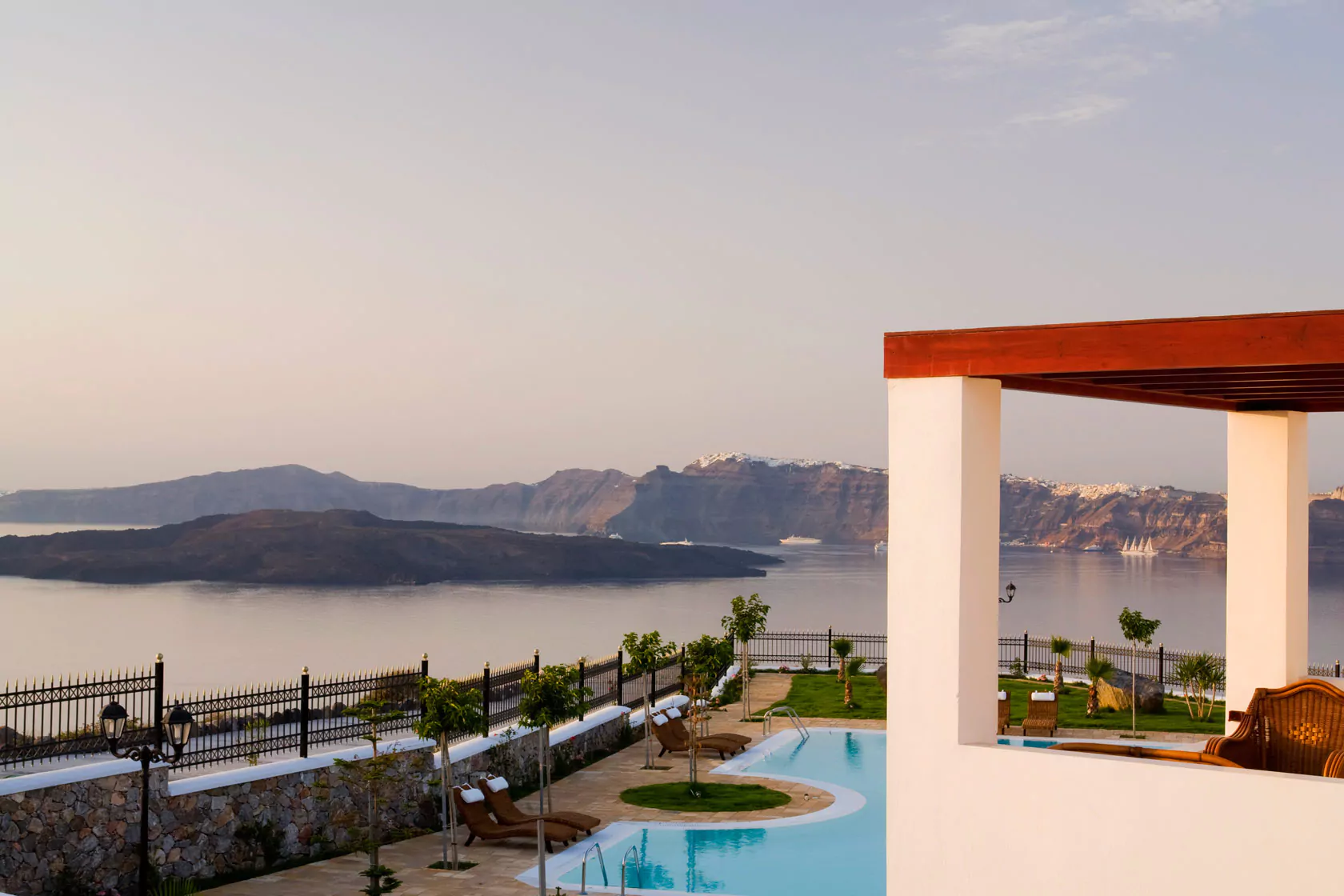 Vue panoramique avec la piscine, et la Caldeira, Maison des Lys, Santorin