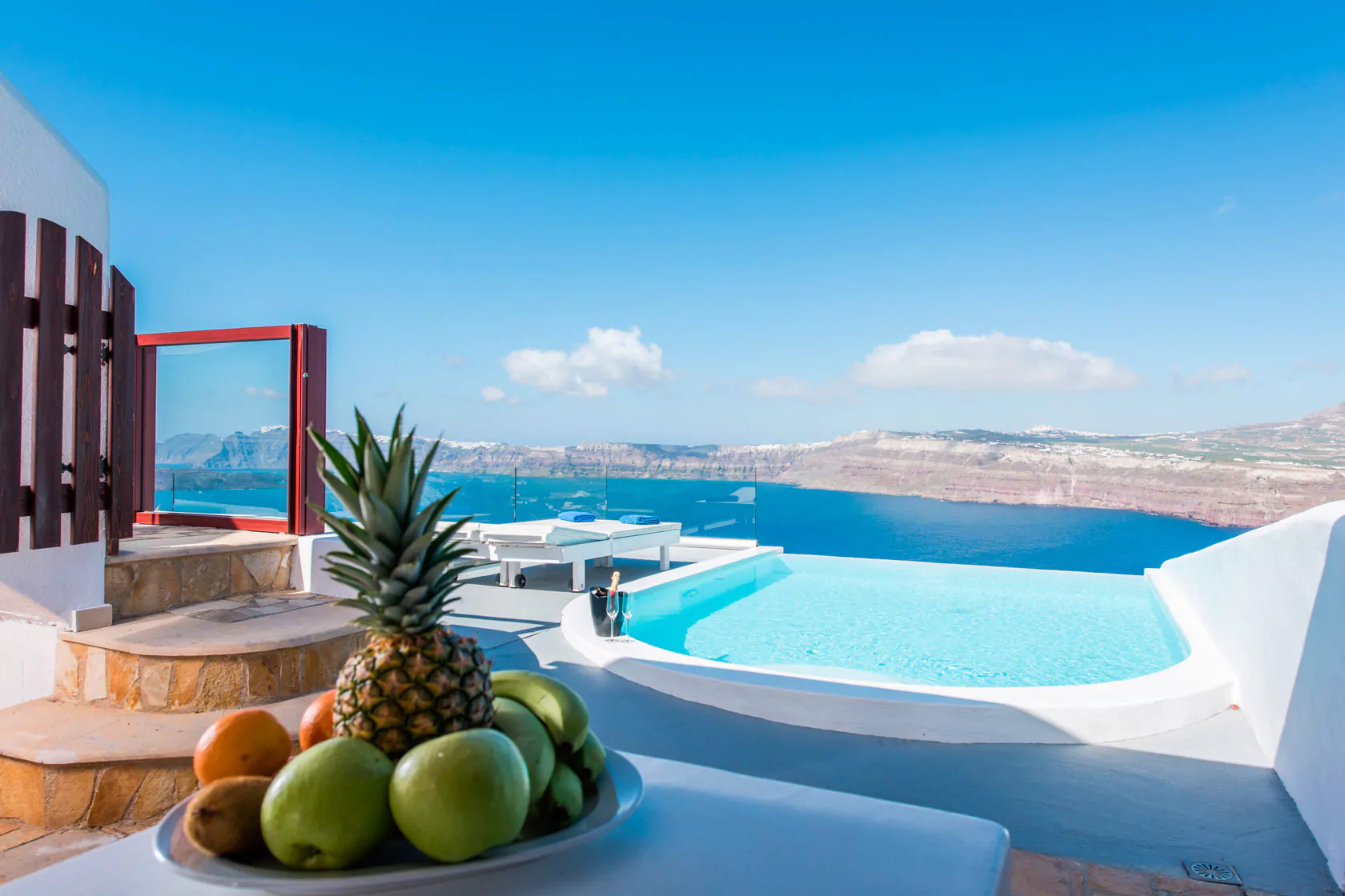 Piscine privée à débordement avec vue sur la Caldeira, et le petit déjeuner servi, Maison des Lys, Santorin