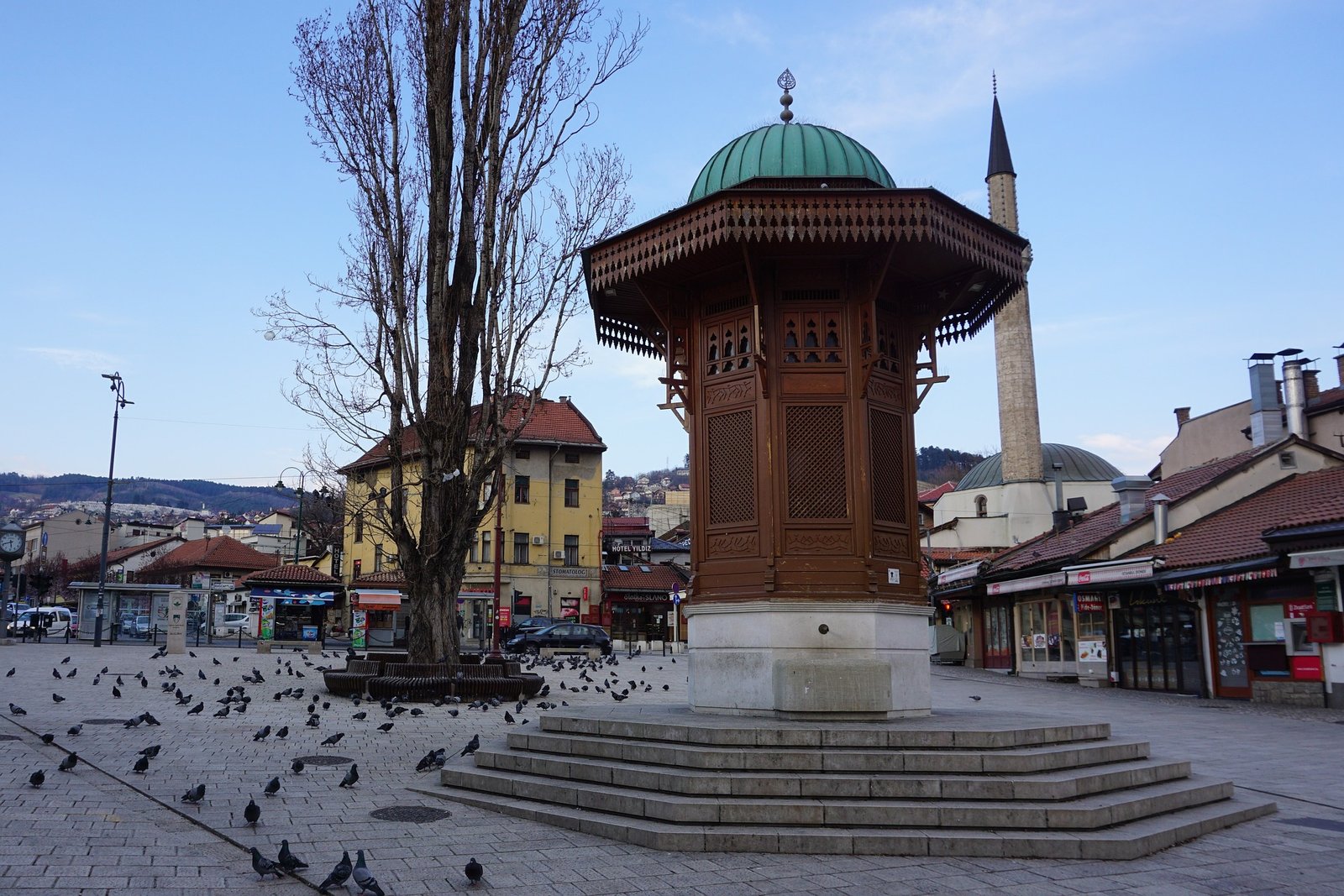 Vue sur la place Sebilj à Bascarsija avec la mosquée Gazi Husrev-beg en arrière-plan à Sarajevo