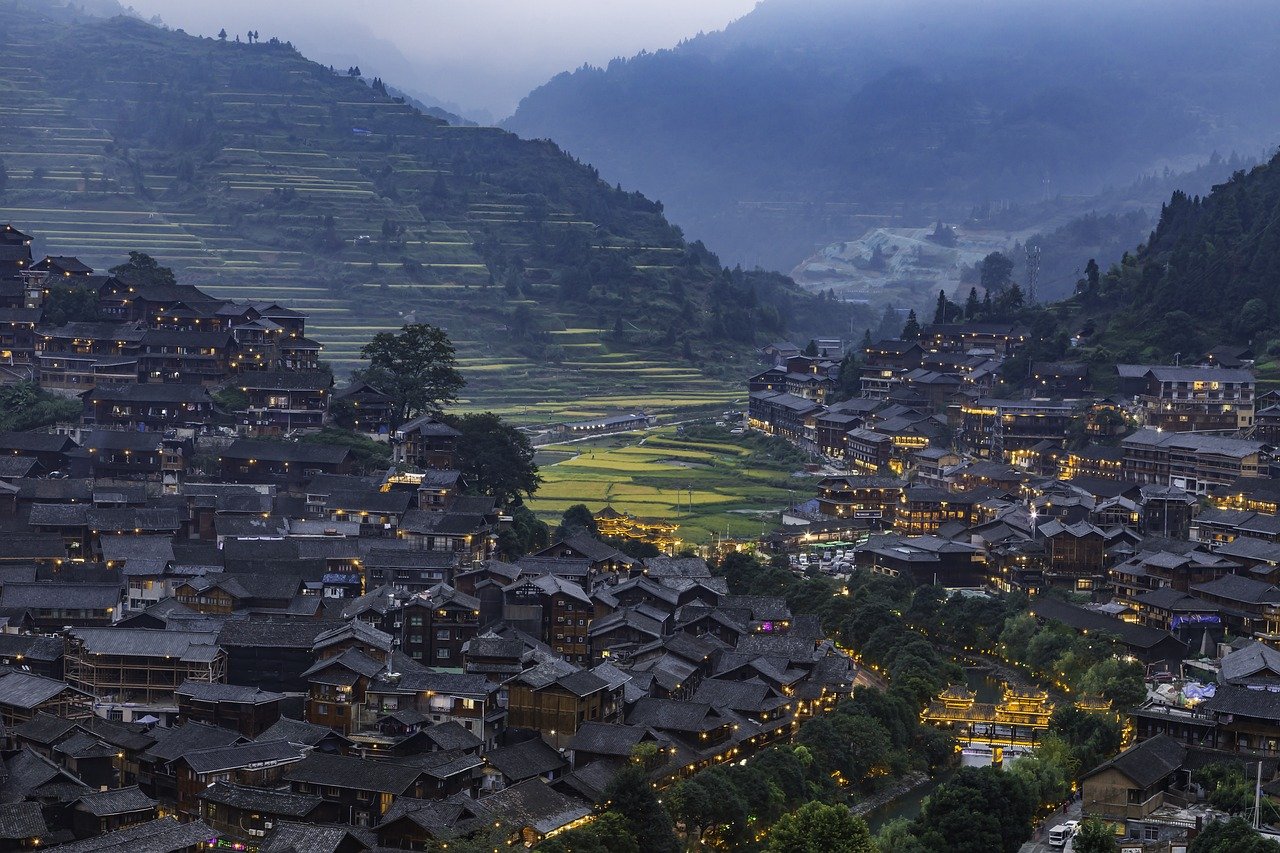 Rizières en terrasses et village typique du sud de la Chine au cœur de la nature