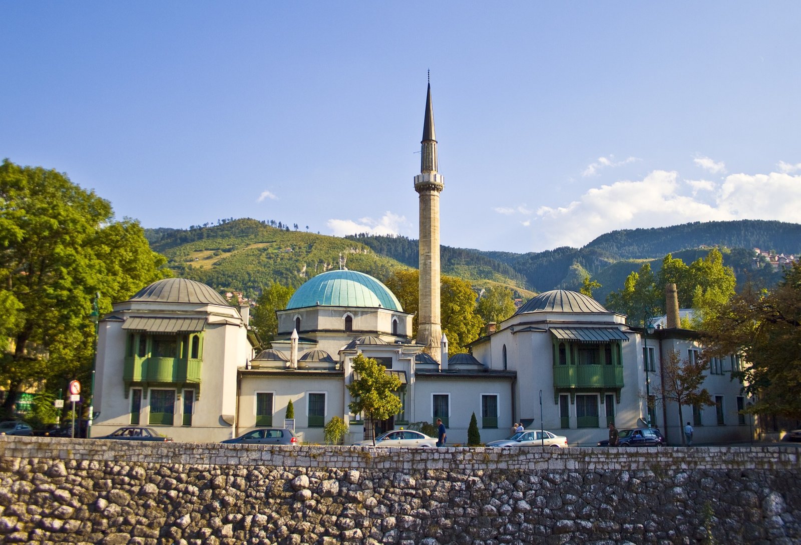 Mosquée historique à Sarajevo avec son minaret s'élevant au cœur de la vieille ville