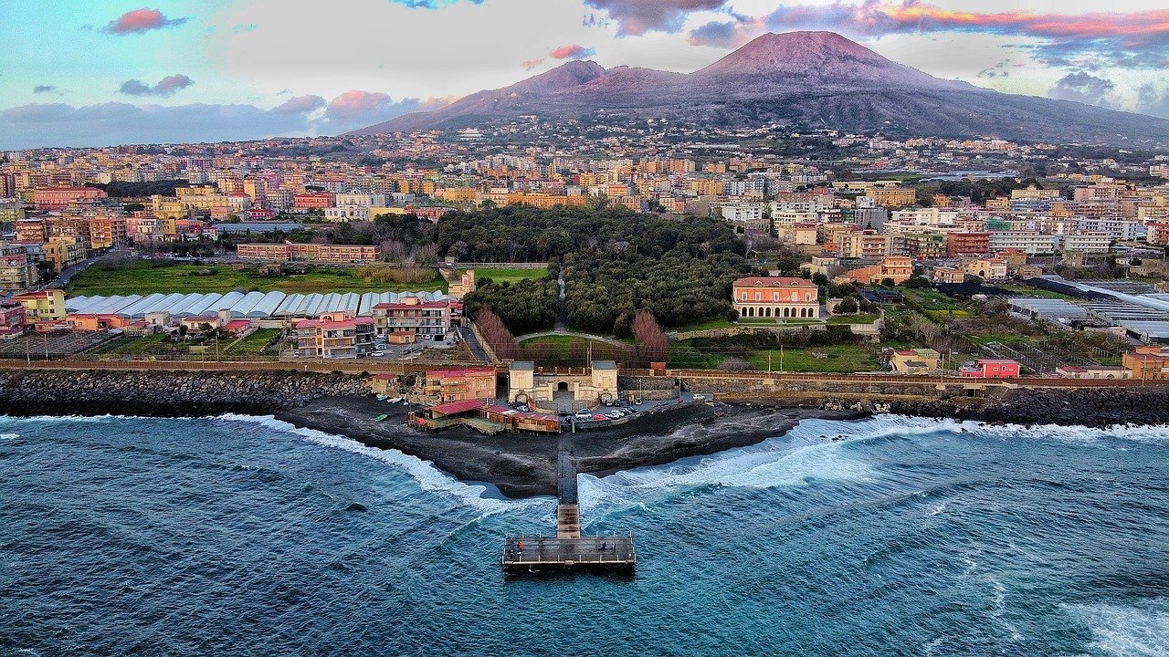 Vue aérienne du Vésuve avec les villages environnants et la mer en premier plan