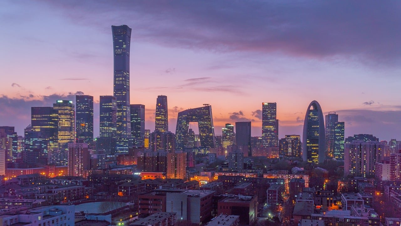 Coucher de soleil sur Pékin avec gratte-ciel et lumière dorée sur la ville