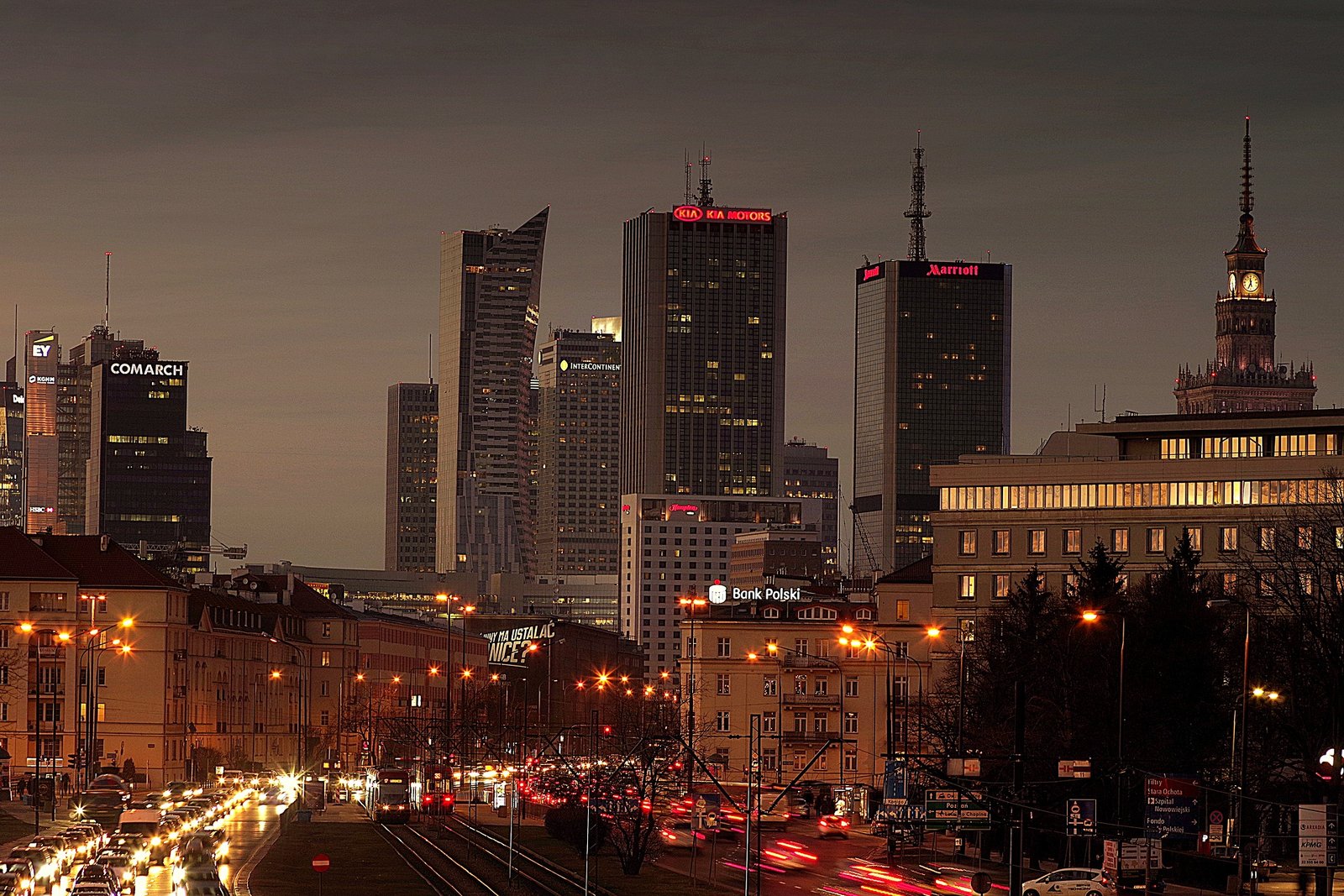 Vue sur le centre de Varsovie avec le Palais de la Culture et de la Science entouré de gratte-ciel modernes, symbole du contraste entre histoire et modernité en Pologne