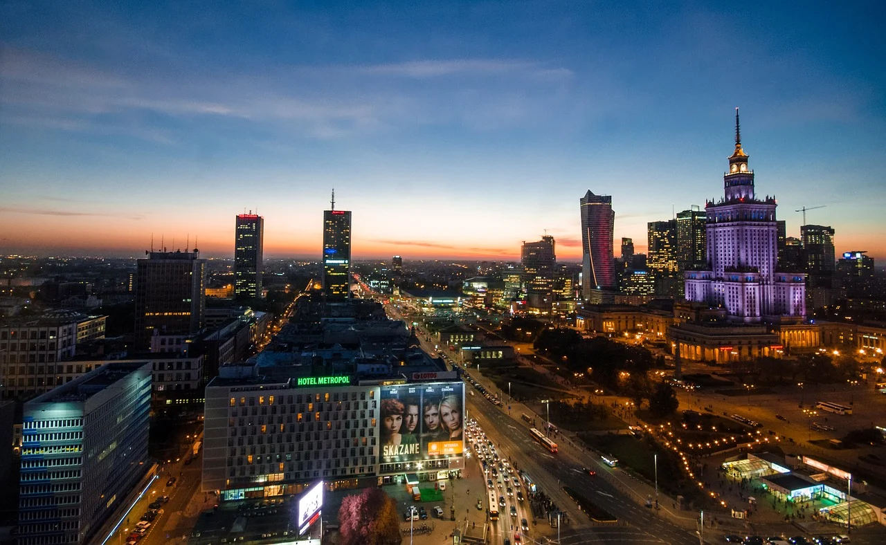 Vue sur le centre de Varsovie avec le Palais de la Culture et de la Science entouré de gratte-ciel modernes, symbole du contraste entre histoire et modernité en Pologne