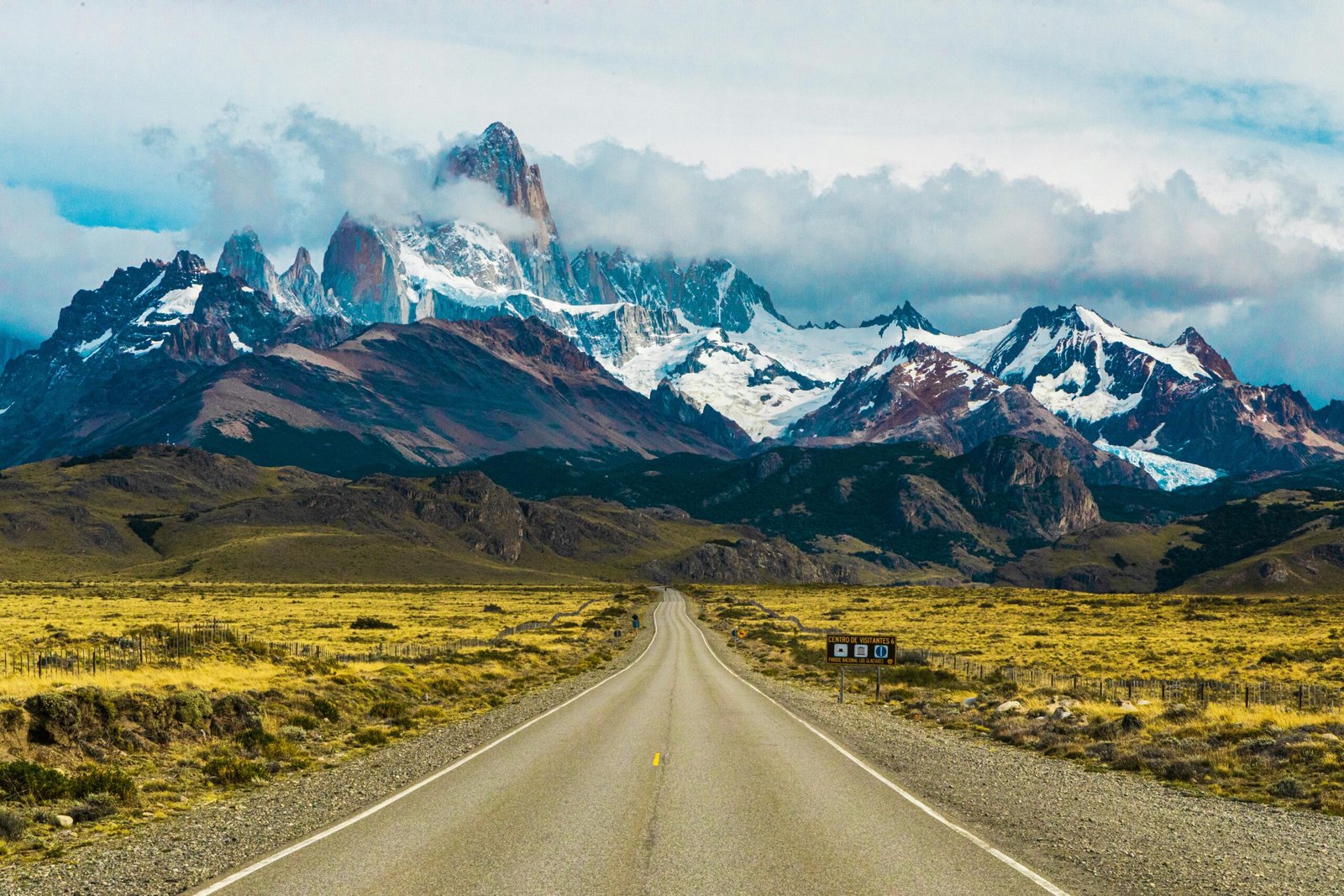 Route sinueuse menant vers les majestueuses montagnes argentines sous un ciel dégagé