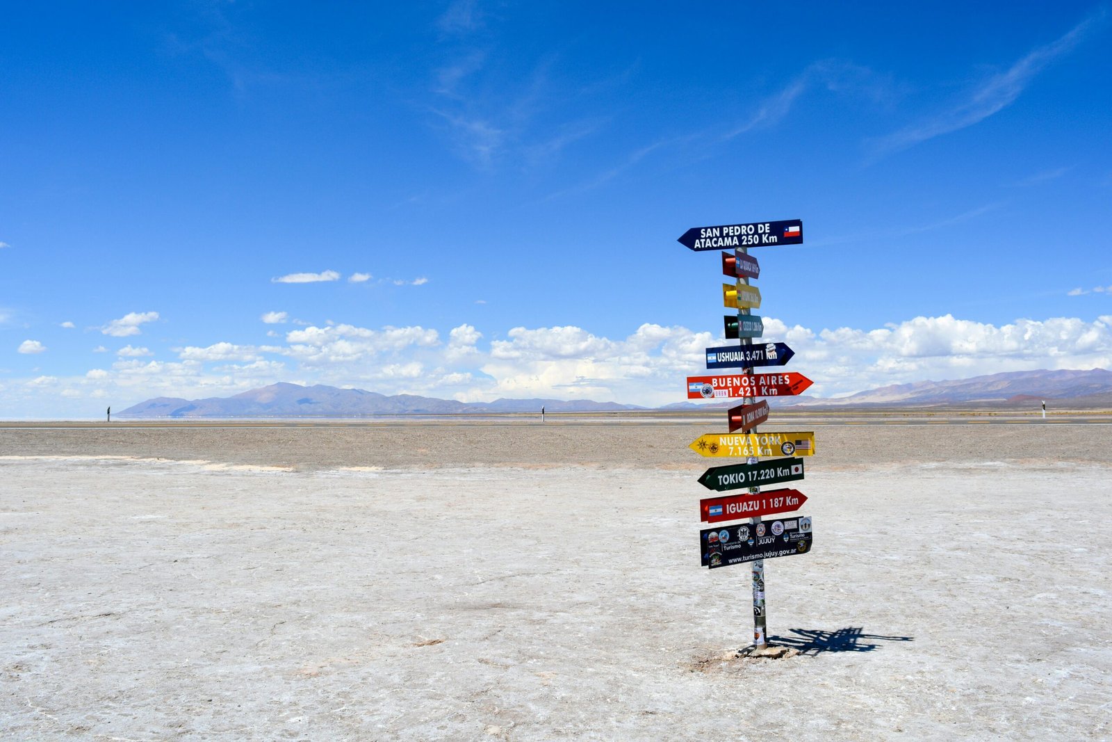 Étendue aride du désert argentin avec ses formations rocheuses et son ciel limpide
