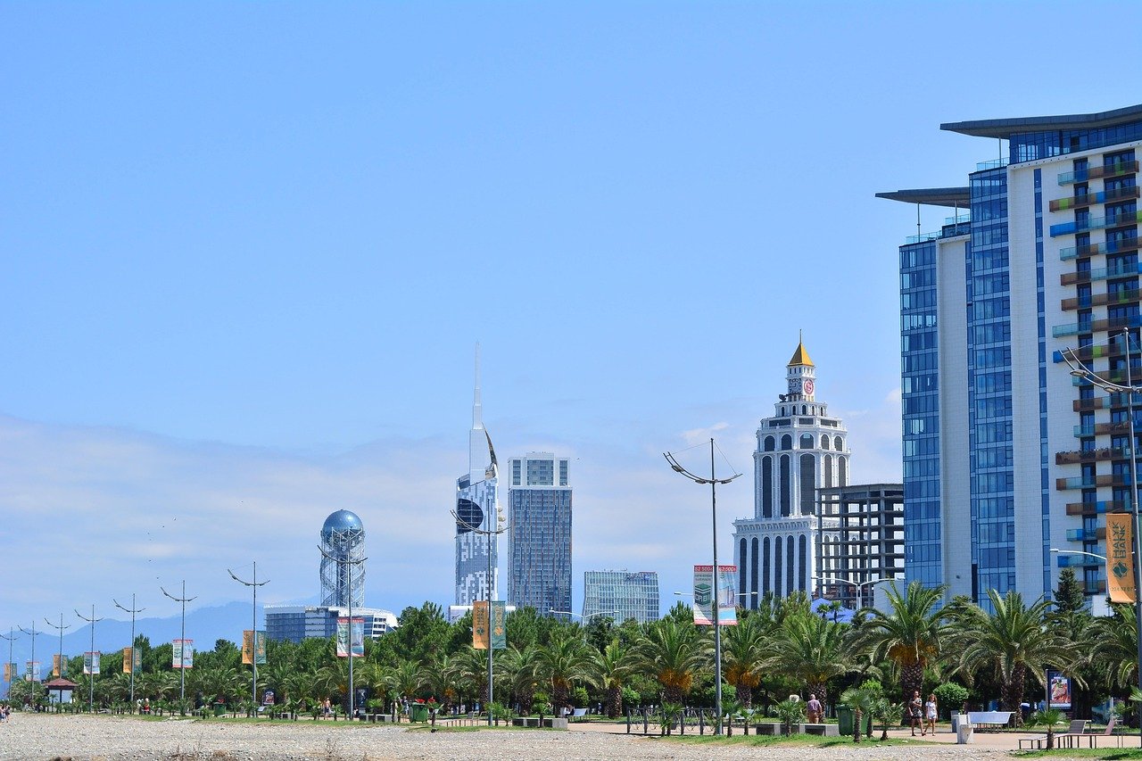 Batumi, Géorgie Vue sur la ville de Batumi, en Géorgie, avec ses gratte-ciel modernes et le littoral de la mer Noire en arrière-plan