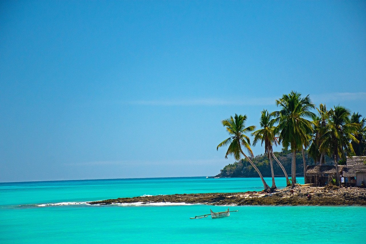 Vue sur l'océan Indien à Madagascar avec ses eaux turquoise et ses plages bordées de végétation tropicale