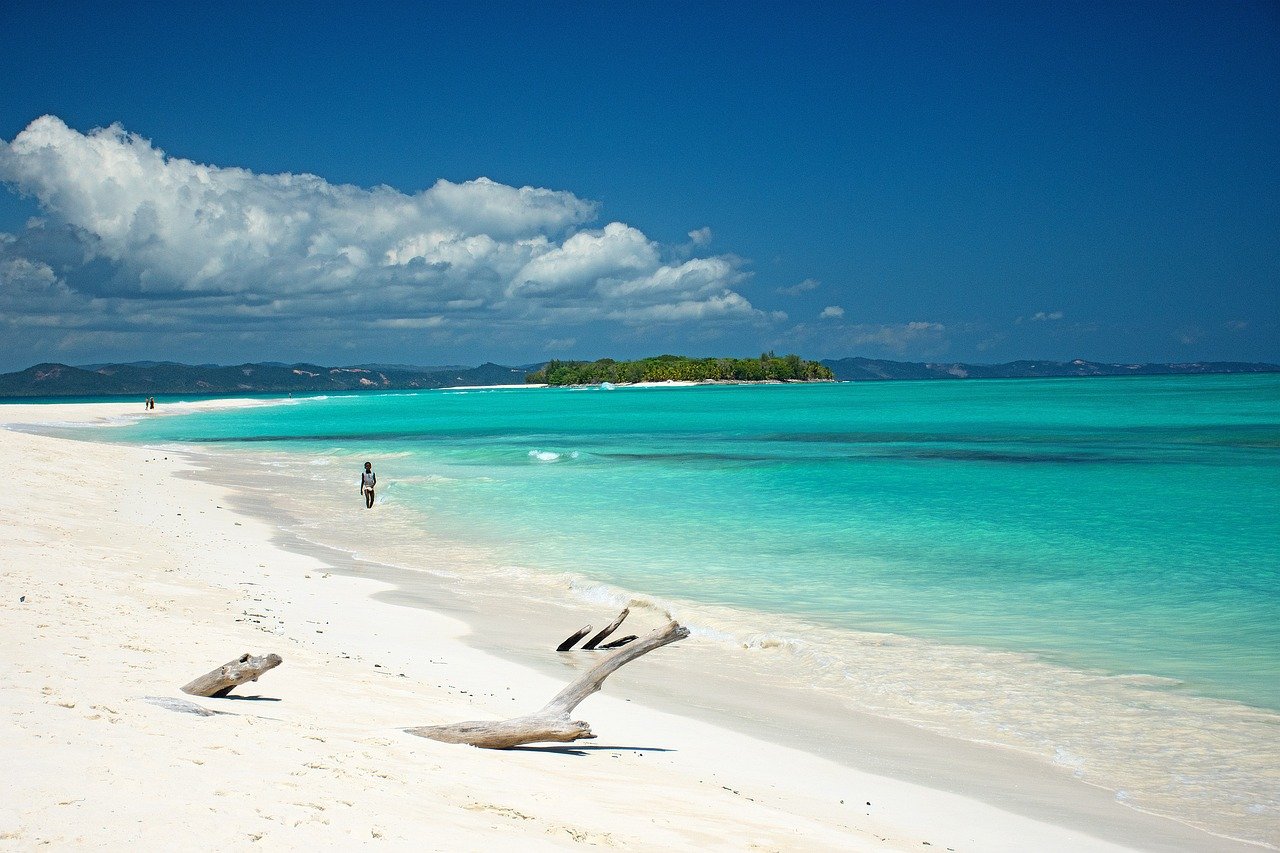 Vue sur l'océan Indien à Madagascar avec ses eaux turquoise et ses plages bordées de végétation tropicale