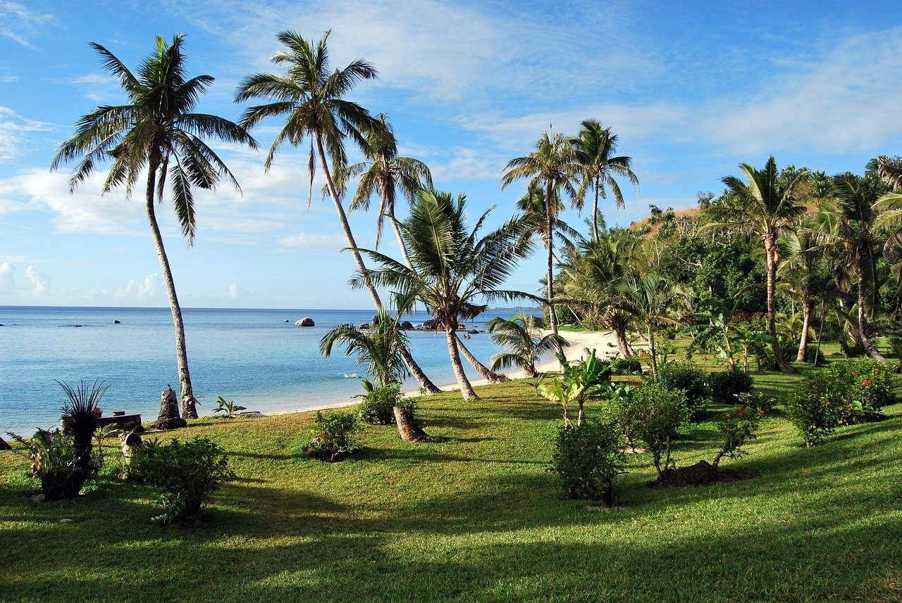 Vue sur l'océan Indien à Madagascar avec ses eaux turquoise et ses plages bordées de végétation tropicale
