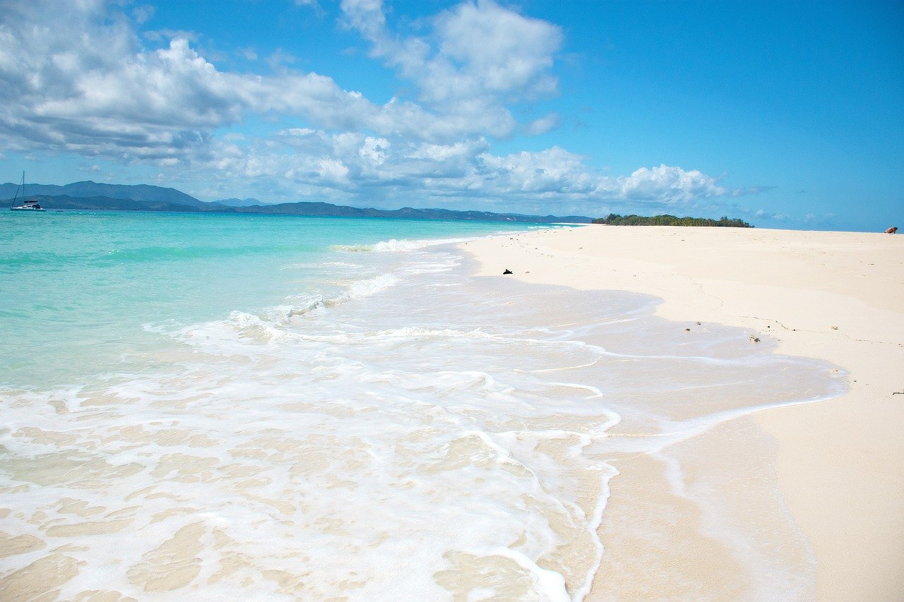 Vue sur l'océan Indien à Madagascar avec ses eaux turquoise et ses plages bordées de végétation tropicale