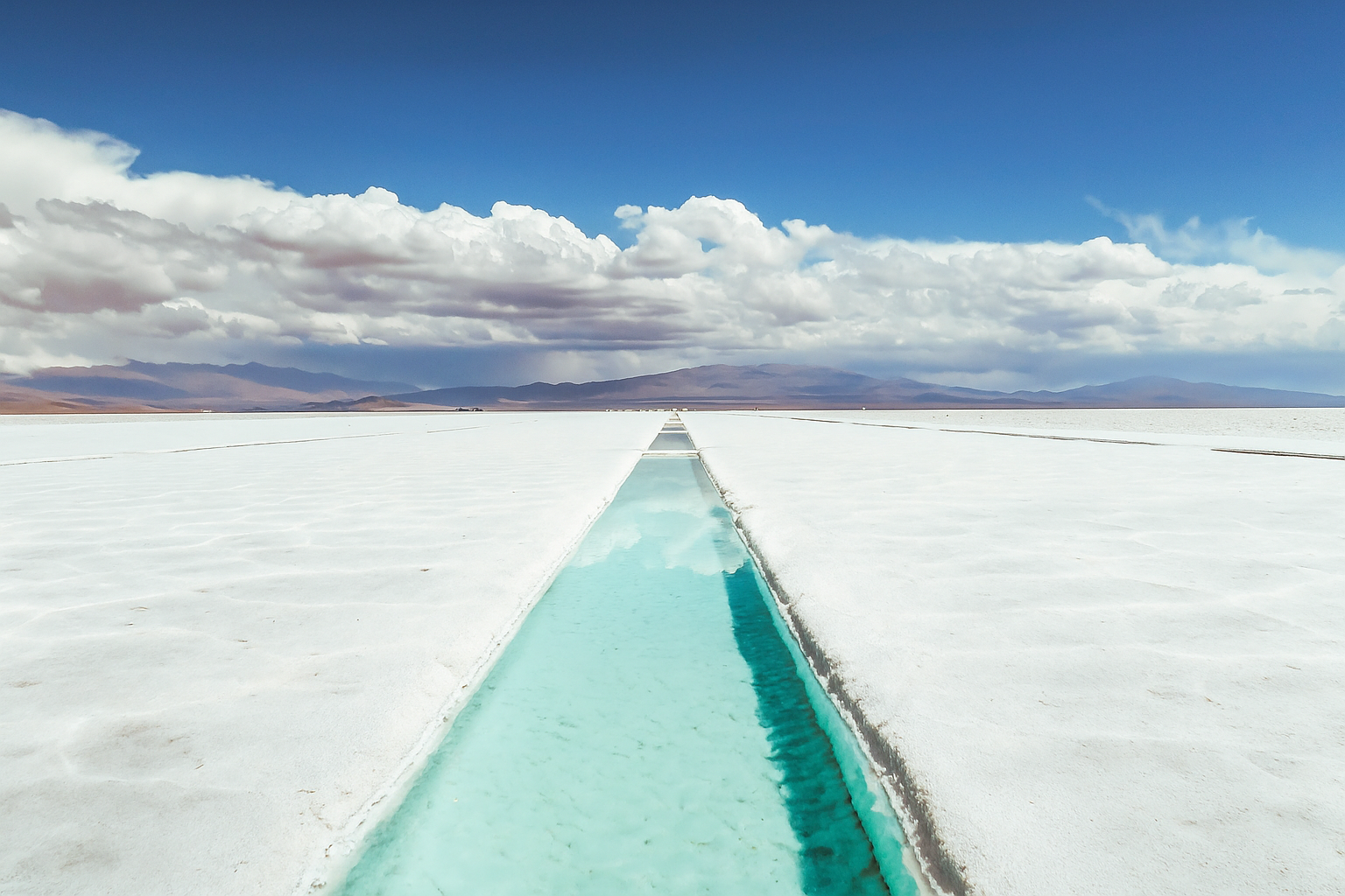 Paysage éblouissant des Salinas Grandes en Argentine avec un ciel bleu éclatant et l'étendue blanche de sel à perte de vue