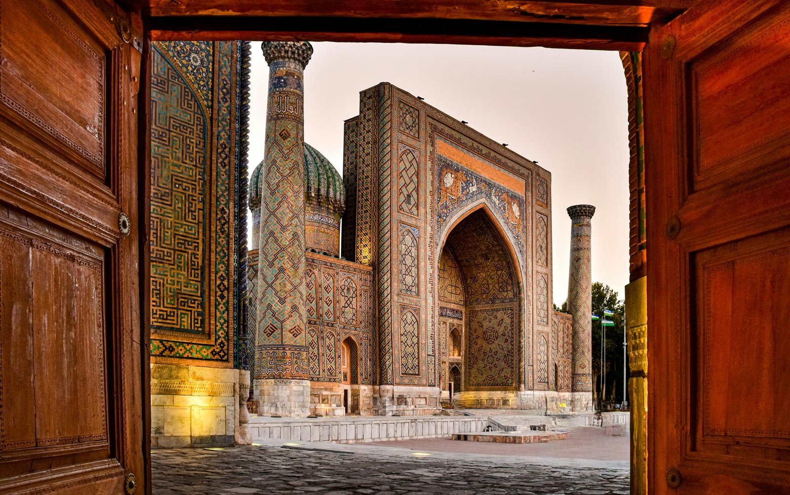 Architecture traditionnelle de Samarcande en Ouzbékistan, avec ses dômes bleus et mosaïques colorées sous un ciel dégagé