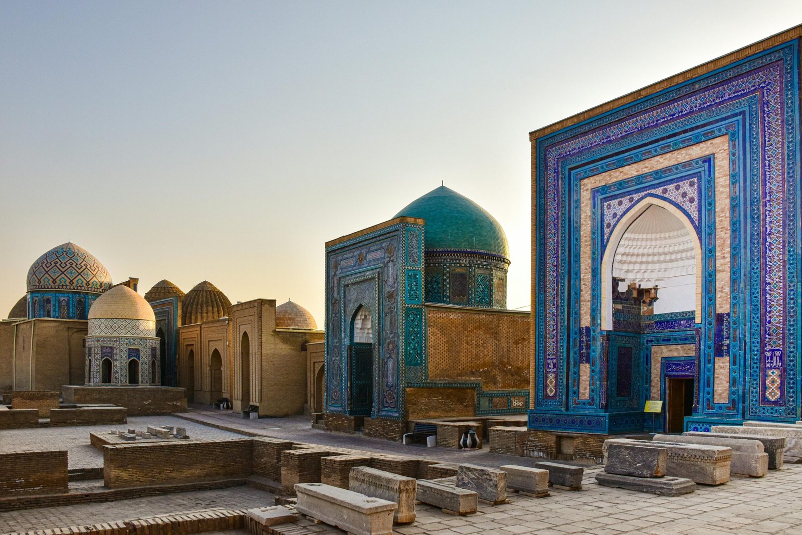 Architecture traditionnelle de Samarcande en Ouzbékistan, avec ses dômes bleus et mosaïques colorées sous un ciel dégagé