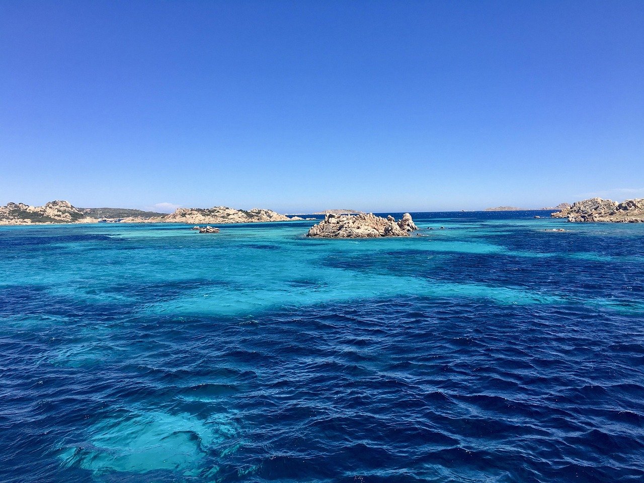 Vue panoramique sur la mer Méditerranée en Sardaigne avec des eaux bleu azur et une côte rocheuse sauvage
