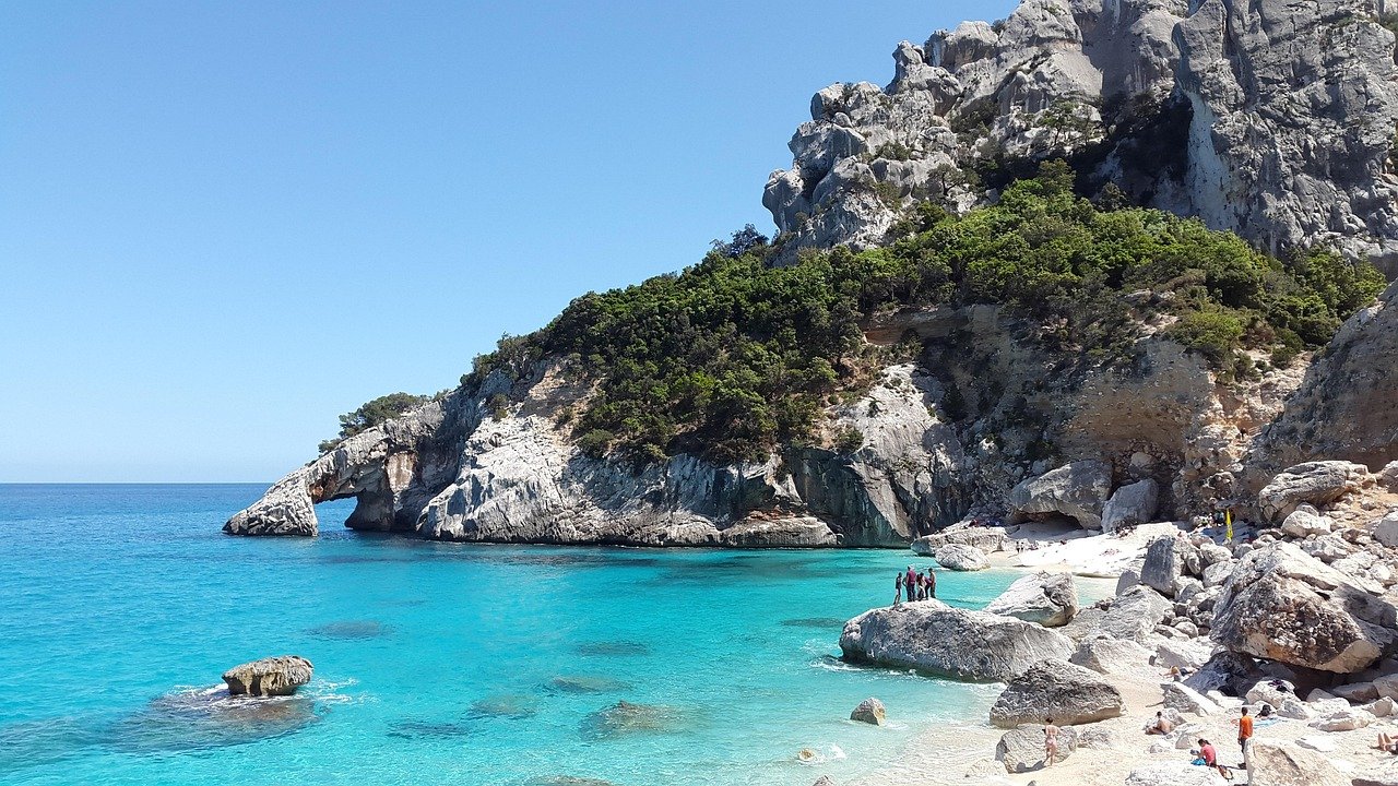 Vue sur la crique Cala Goloritzé en Sardaigne, avec son eau turquoise cristalline, ses falaises calcaires et sa plage préservée