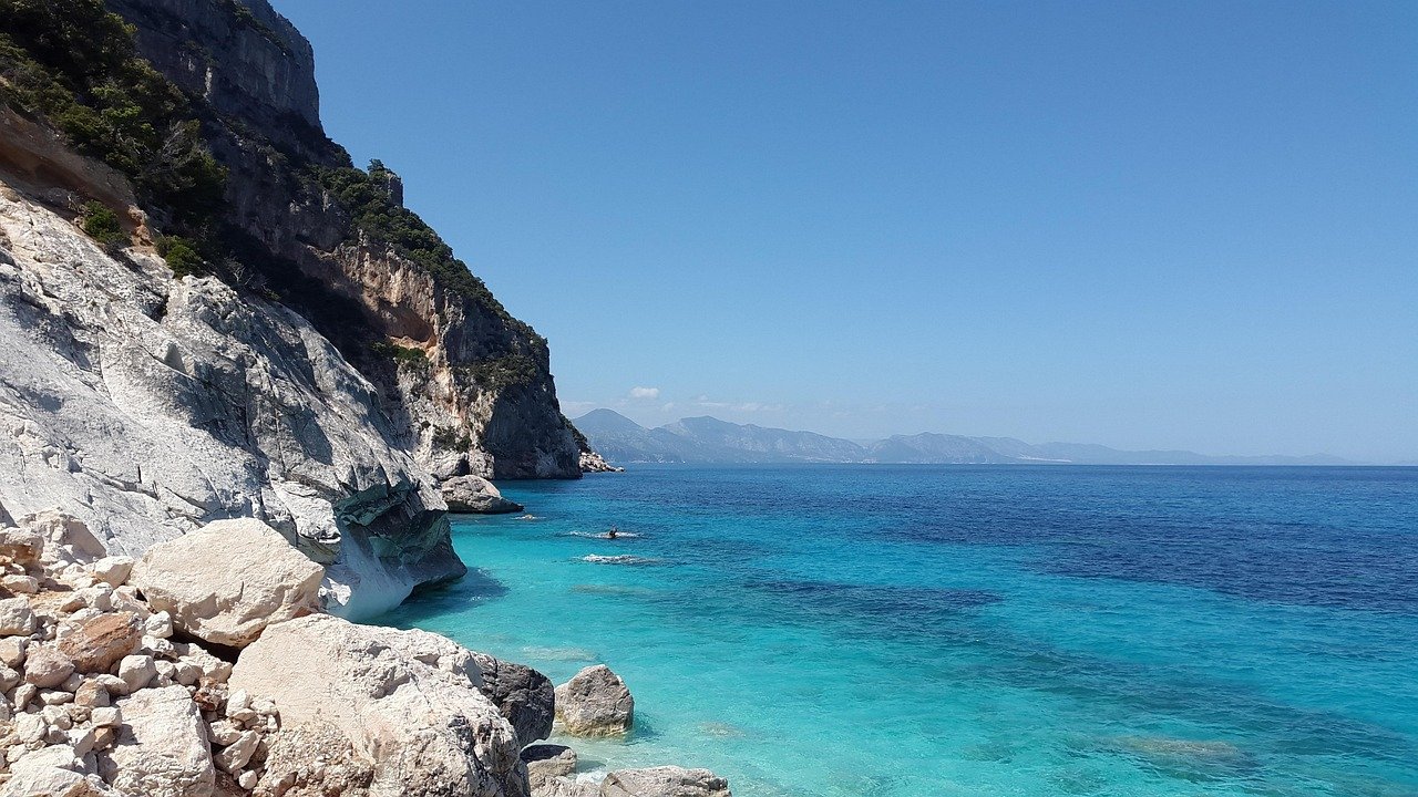 Vue panoramique sur la mer Méditerranée en Sardaigne avec des eaux bleu azur et une côte rocheuse sauvage