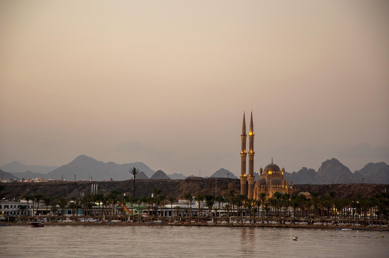 Sharm el Sheikh, Égypte Vue panoramique sur la ville de Sharm el Sheikh avec la majestueuse mosquée Al Sahaba, entourée du vieux marché, et la plage bordée par les eaux de la mer Rouge