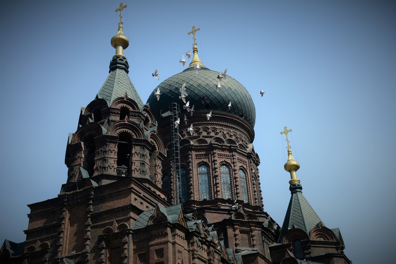 Toit orné d'une église orthodoxe à Sofia, avec coupoles dorées et détails byzantins typiques