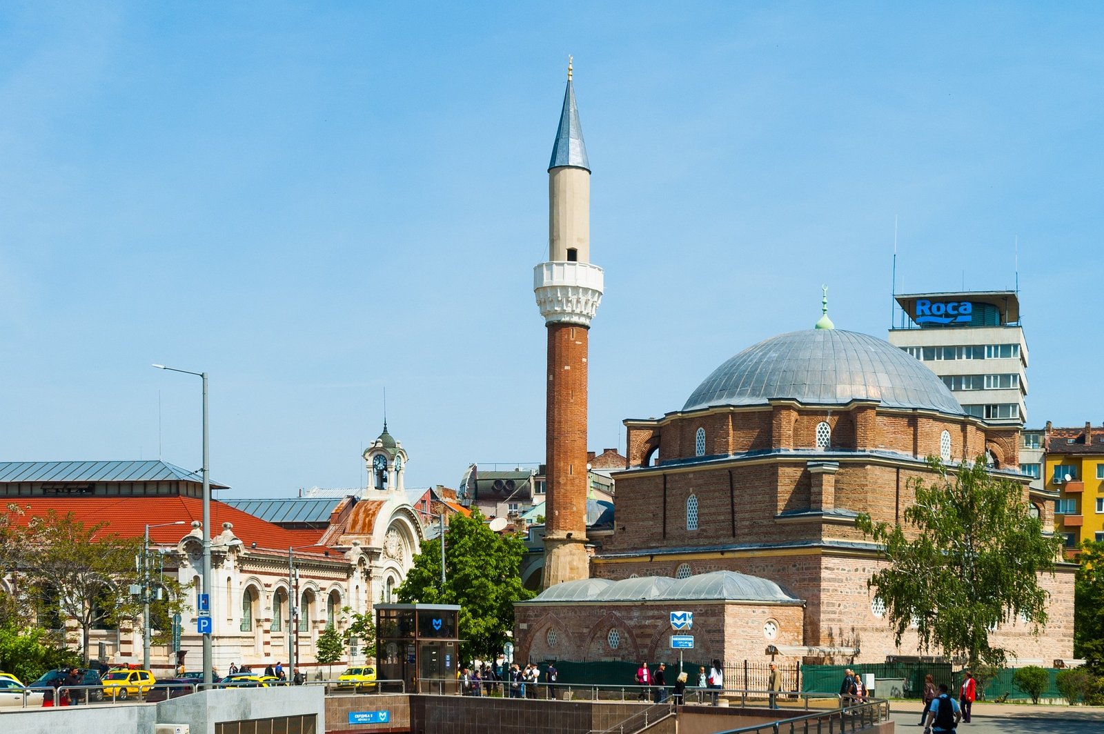 Mosquée Banya Bashi, Sofia Vue de la Mosquée Banya Bashi à Sofia, avec son élégant minaret et ses dômes ottomans entourés d’arbres et de bâtiments modernes
