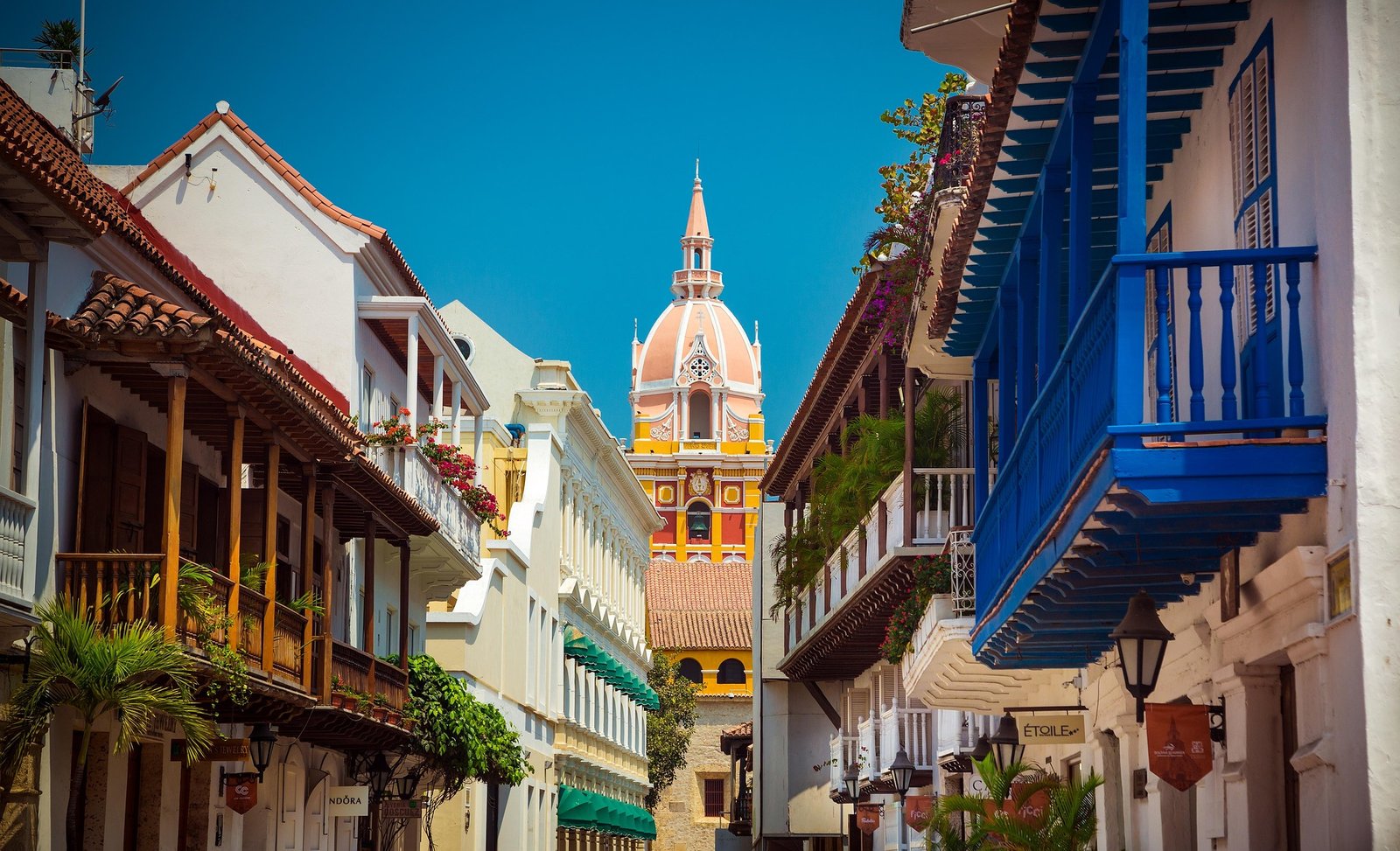 Cathédrale de Santa Catalina de Alejandría à Carthagène, en Colombie, magnifique édifice colonial aux tons pastel
