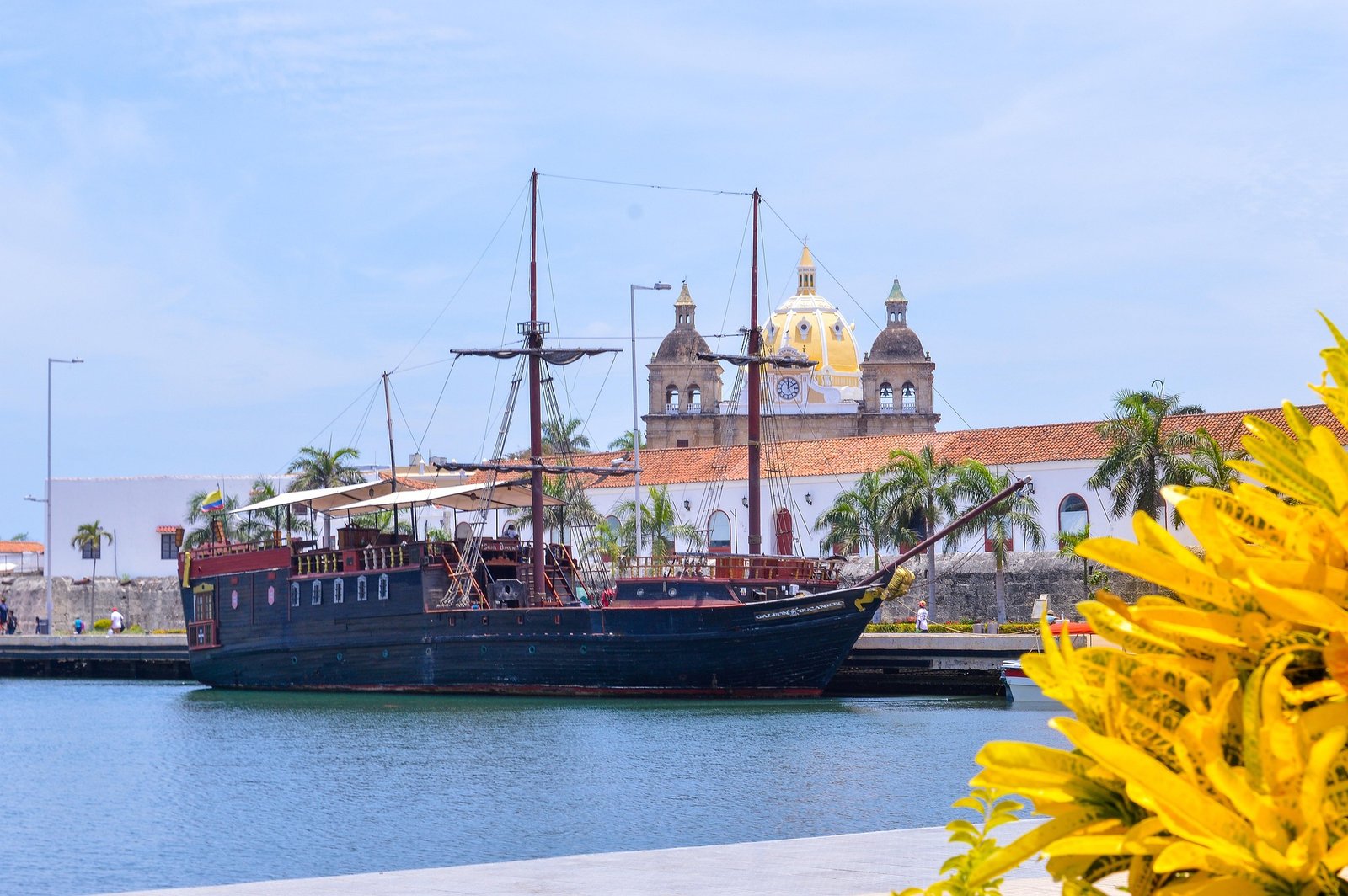 Bateau amarré dans le port de Carthagène avec l’église Saint-Pierre-Claver en arrière-plan