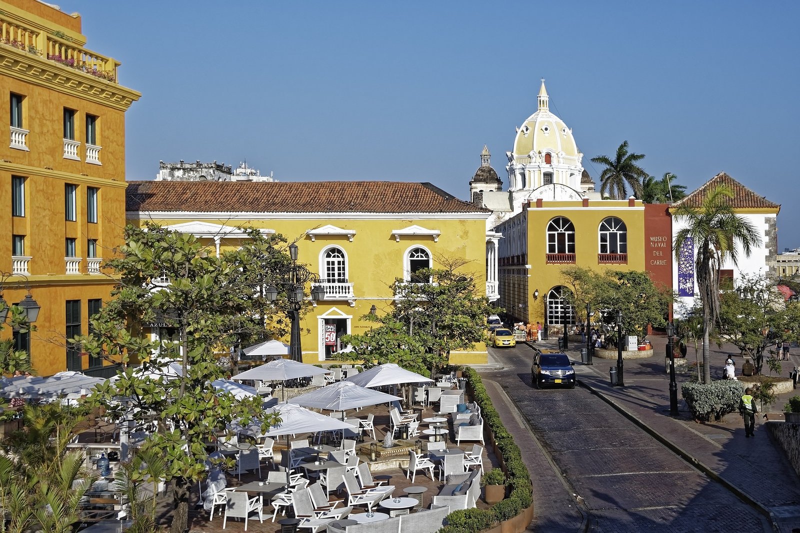 Vue panoramique du centre coloré de Carthagène avec l’église Saint-Pierre-Claver en arrière-plan