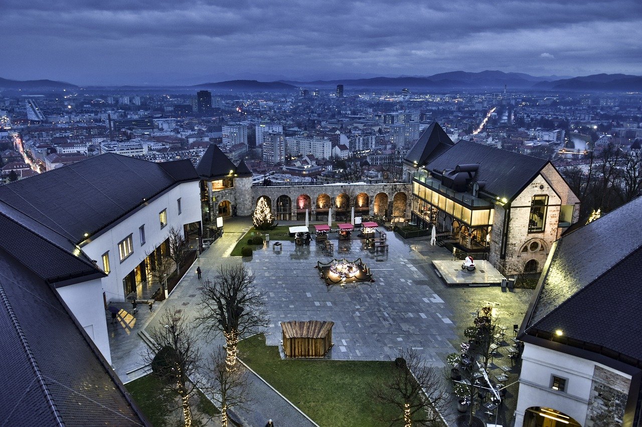 Architecture de la ville de Ljubljana un soir d'hiver, vue panoramique sur les toits enneigés et monuments éclairés de la capitale slovène