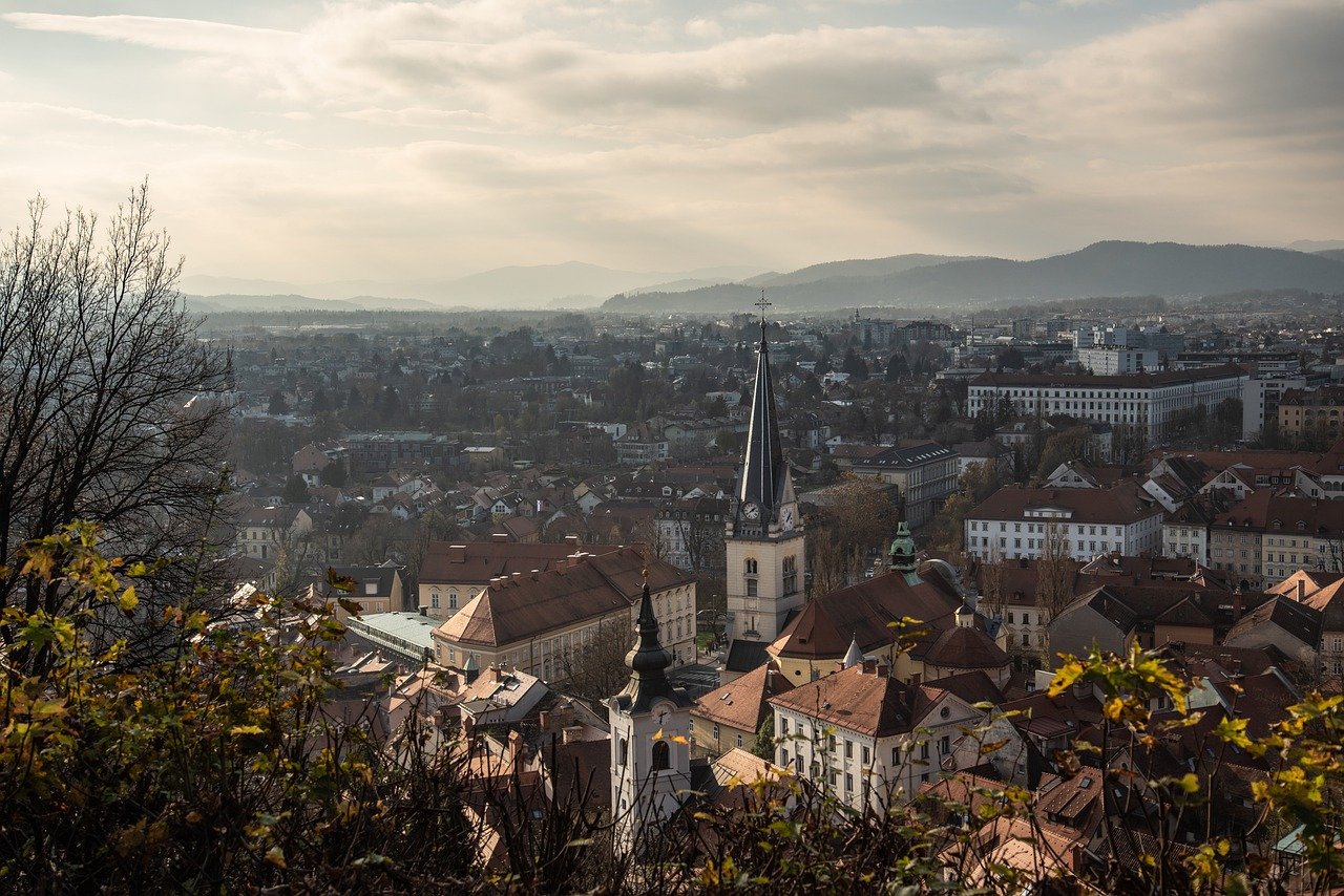 Architecture de la ville de Ljubljana, vue panoramique sur les toits et monuments de la capitale slovène