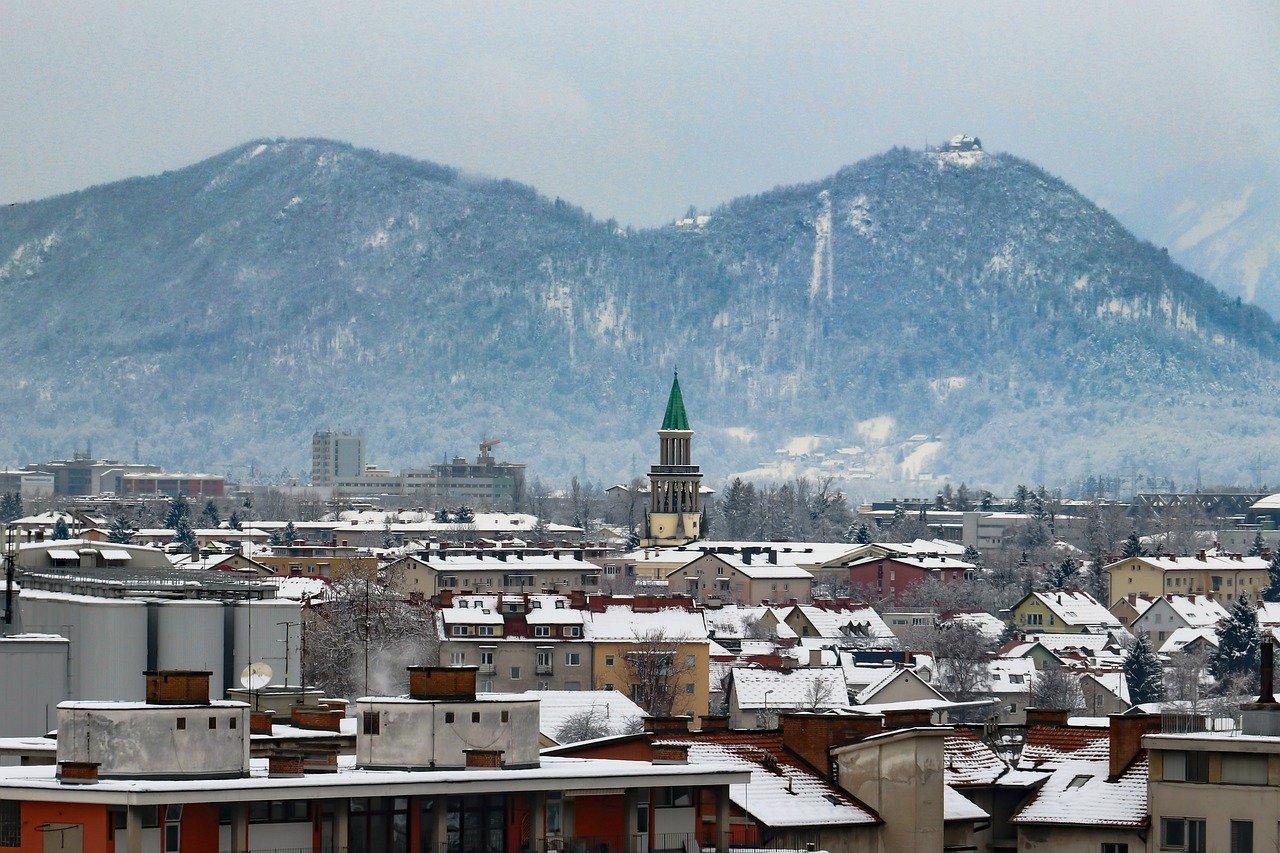 Architecture de la ville de Ljubljana un soir d'hiver, vue panoramique sur les toits enneigés et monuments de la capitale slovène