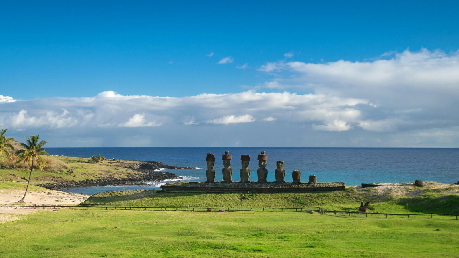 Statues Moai sur l'île de Pâques au Chili, monuments emblématiques de la culture Rapa Nui