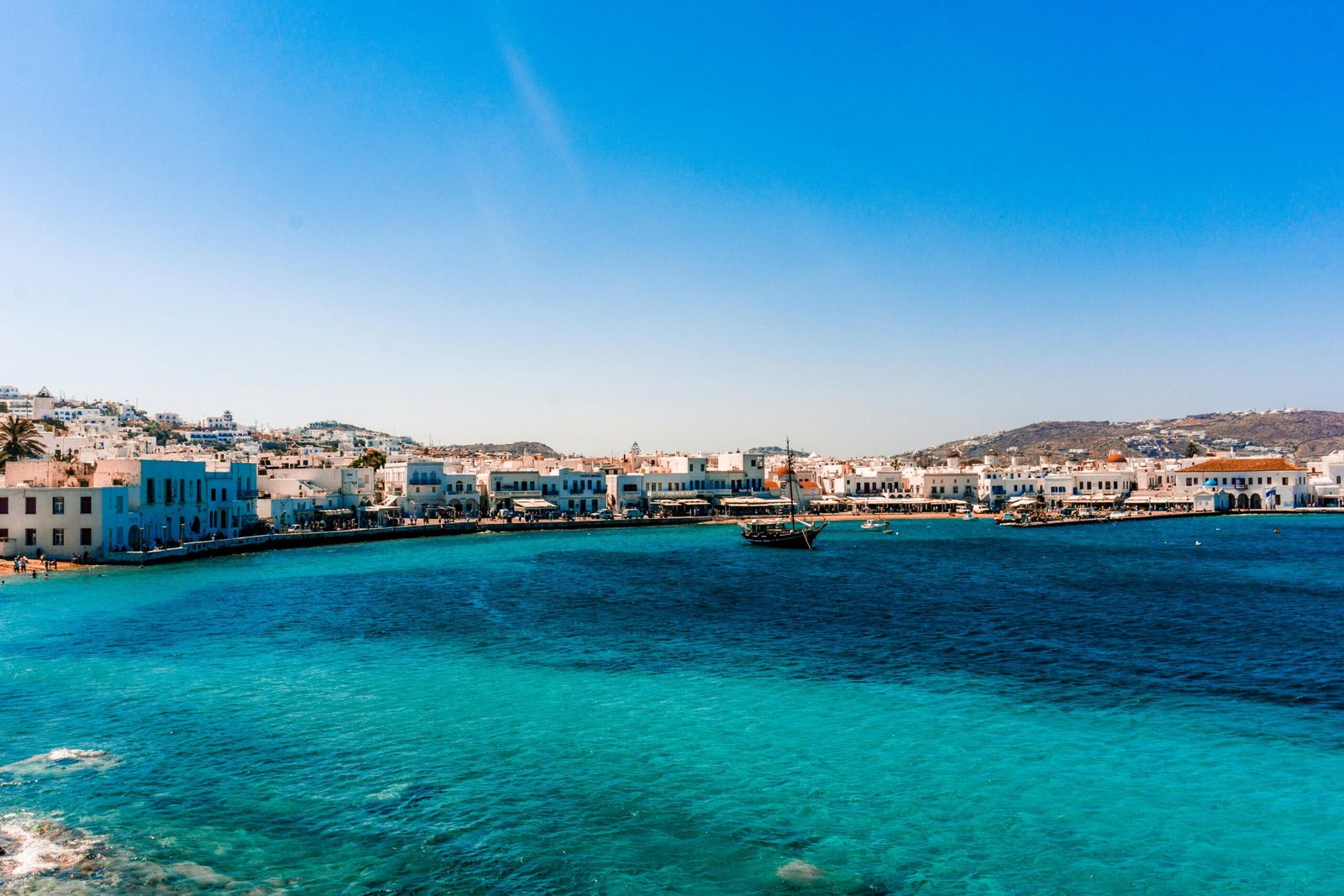 Océan turquoise à Mykonos en Grèce avec les maisons blanches typiques des Cyclades en bord de mer