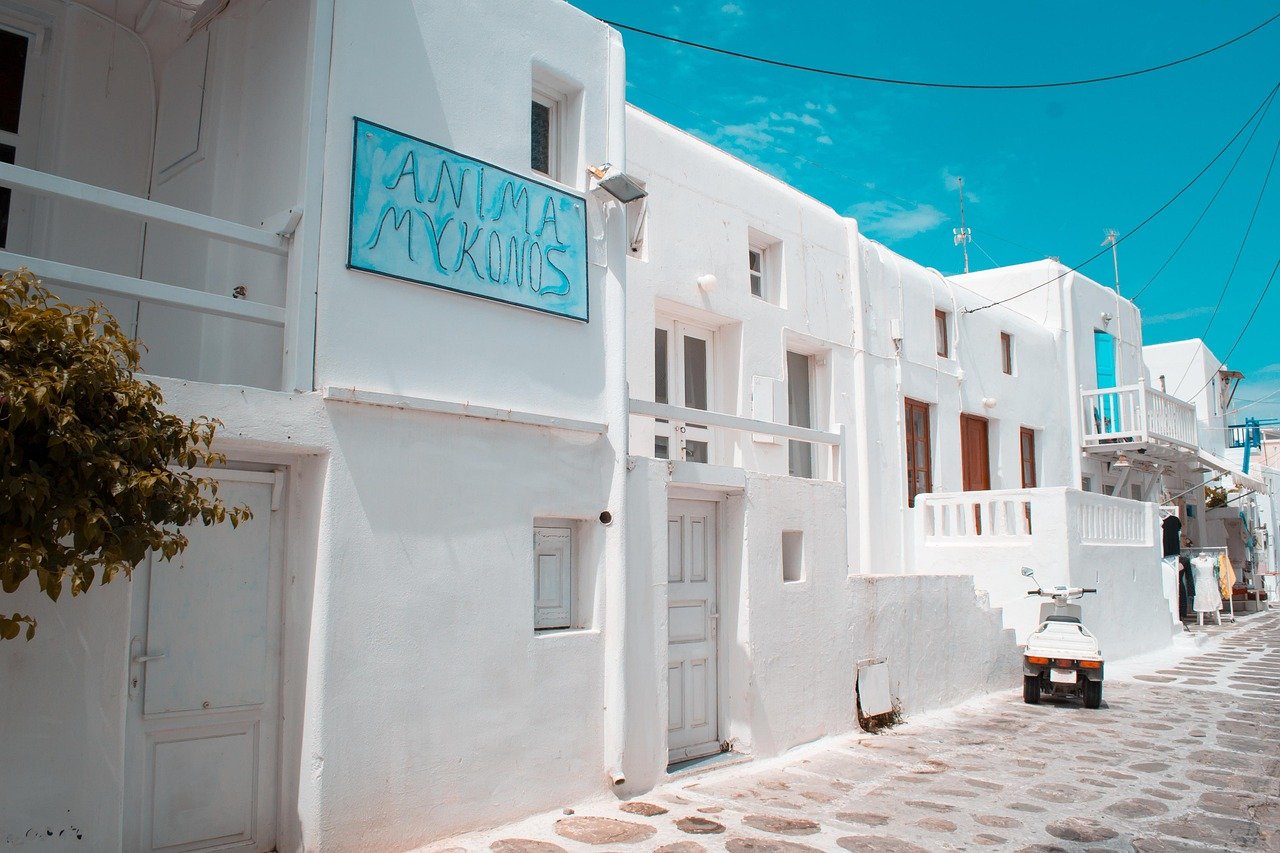 Ruelles pittoresques de Mykonos en Grèce avec les maisons blanches typiques des Cyclades