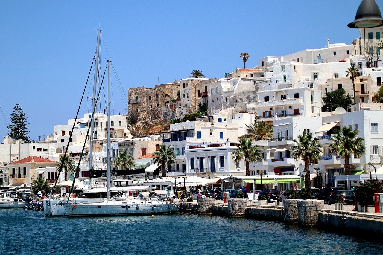 Port de Naxos en Grèce et les maisons blanches typiques des Cyclades en arrière-plan