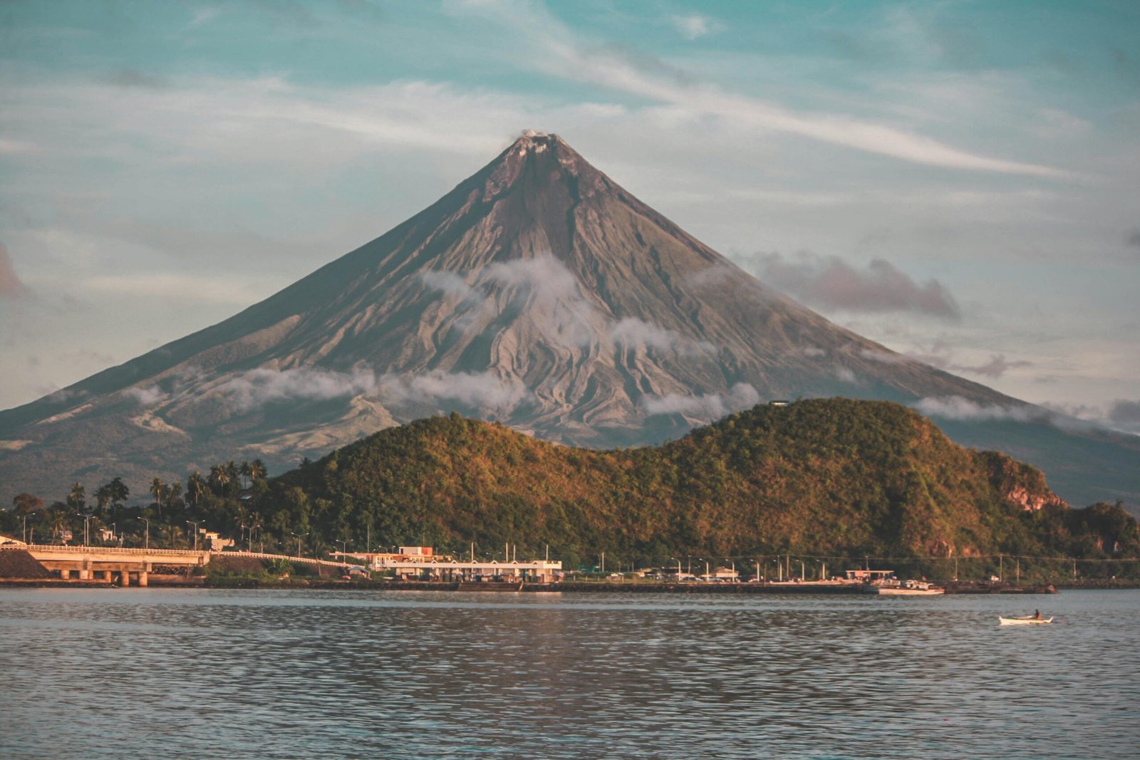 Vue sur le volcan Mayon à Legazpi aux Philippines, montagne iconique au cône parfait entourée de paysages tropicaux