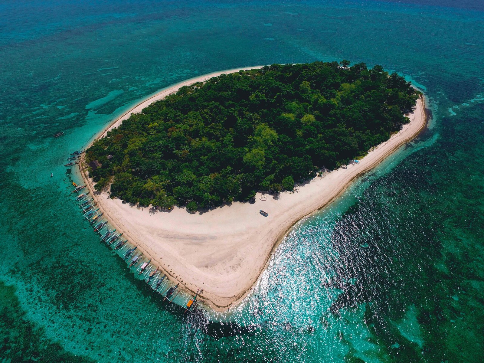 Île de Mahinog aux Philippines entourée par l’océan bleu turquoise, destination tropicale idyllique