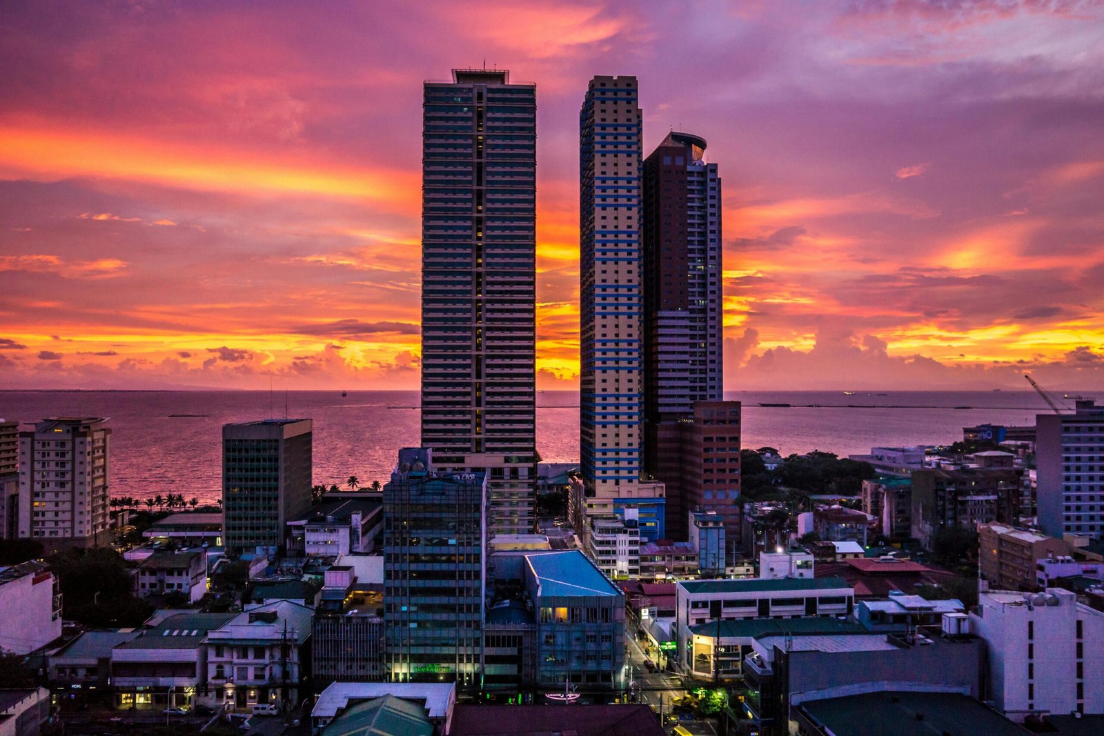 Coucher du soleil à Manille aux Philippines avec vue sur les bâtiments modernes de la ville et le ciel coloré