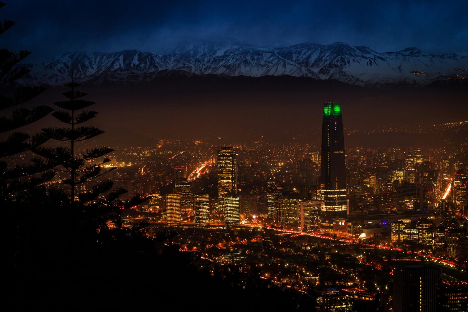 Centre-ville de Santiago, capitale du Chili, illuminé la nuit avec la cordillère des Andes en arrière-plan