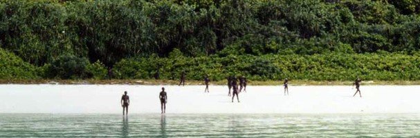 Membres du peuple Sentinelle sur la plage de North Sentinel Island, dans l’archipel des Andaman-et-Nicobar
