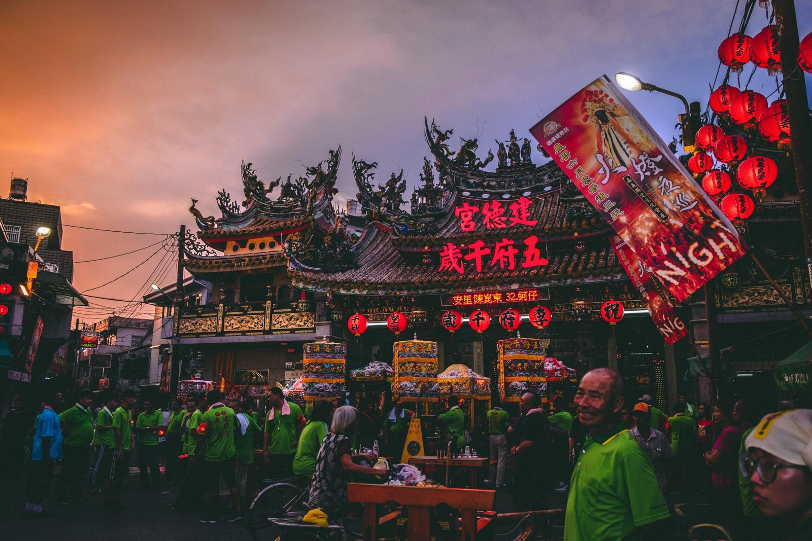 Habitants locaux devant un temple traditionnel à Taïwan, scène de vie authentique