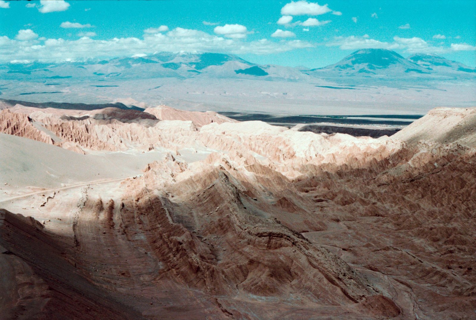 Désert aride au Chili avec montagnes en arrière-plan, paysage typique de l’Atacama en Amérique du Sud
