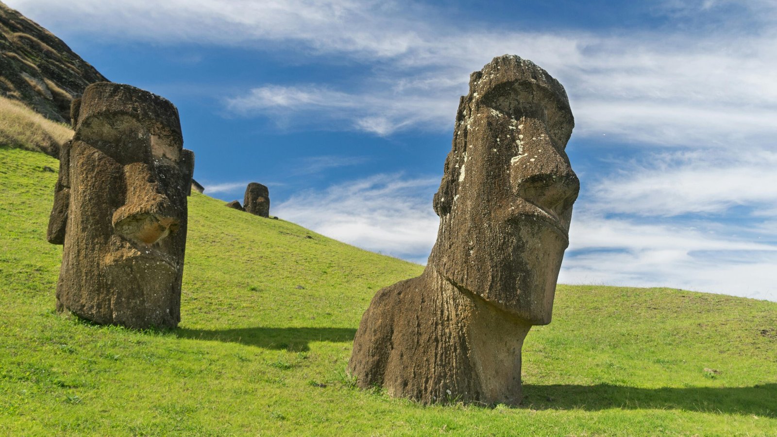 Statues Moai sur l'île de Pâques au Chili, monuments emblématiques de la culture Rapa Nui
