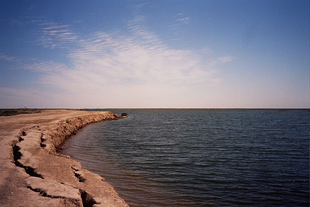 Lacs artificiels près de Moynaq, tentatives de sauvetage de l'industrie de la pêche à la mer d'Aral