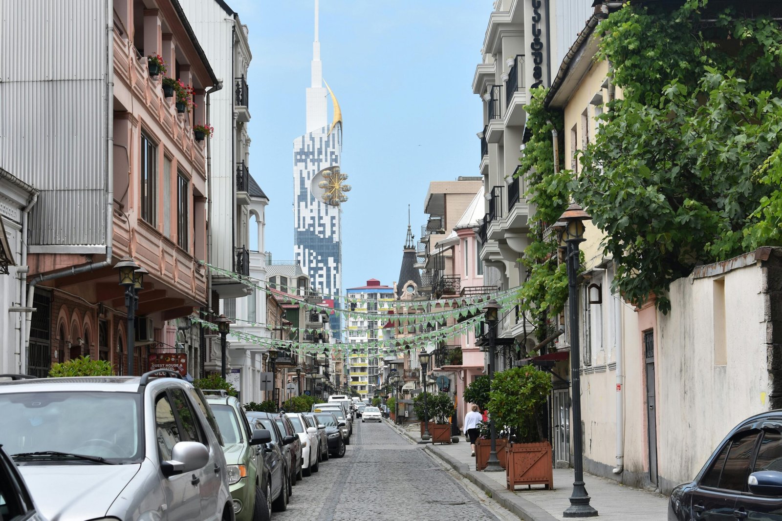 Batumi, Géorgie Rues pavées de Batoumi en Géorgie avec vue sur la tour du Méridien, architecture urbaine typique