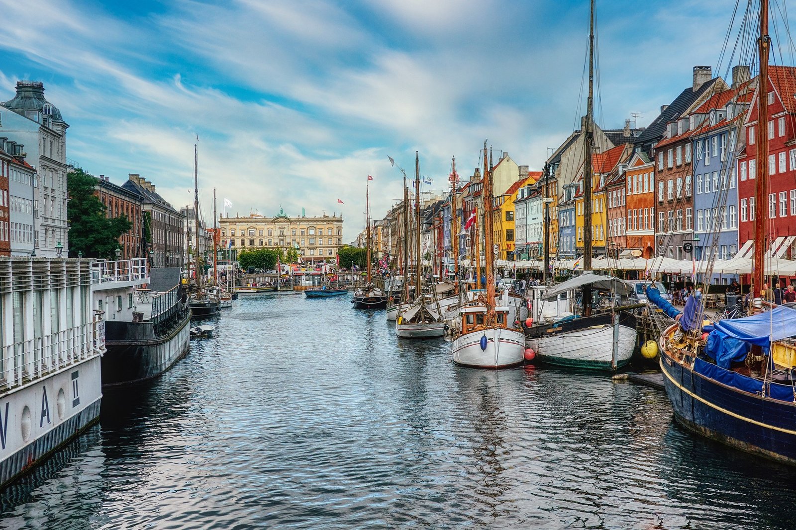 Copenhague Bateaux amarrés au port de Nyhavn à Copenhague, lieu touristique incontournable