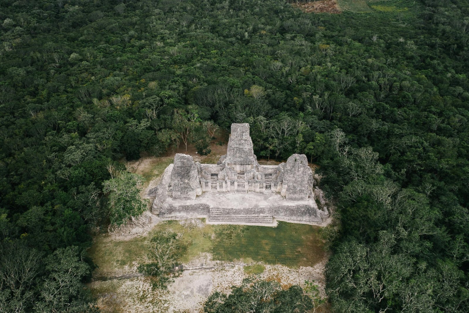 Tikal, Guatemala Vue aérienne sur le site maya de Tikal au Guatemala, ruines antiques au cœur de la jungle