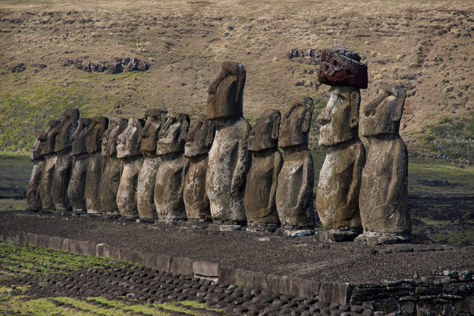 Statues Moai sur l'île de Pâques au Chili, monuments emblématiques de la culture Rapa Nui